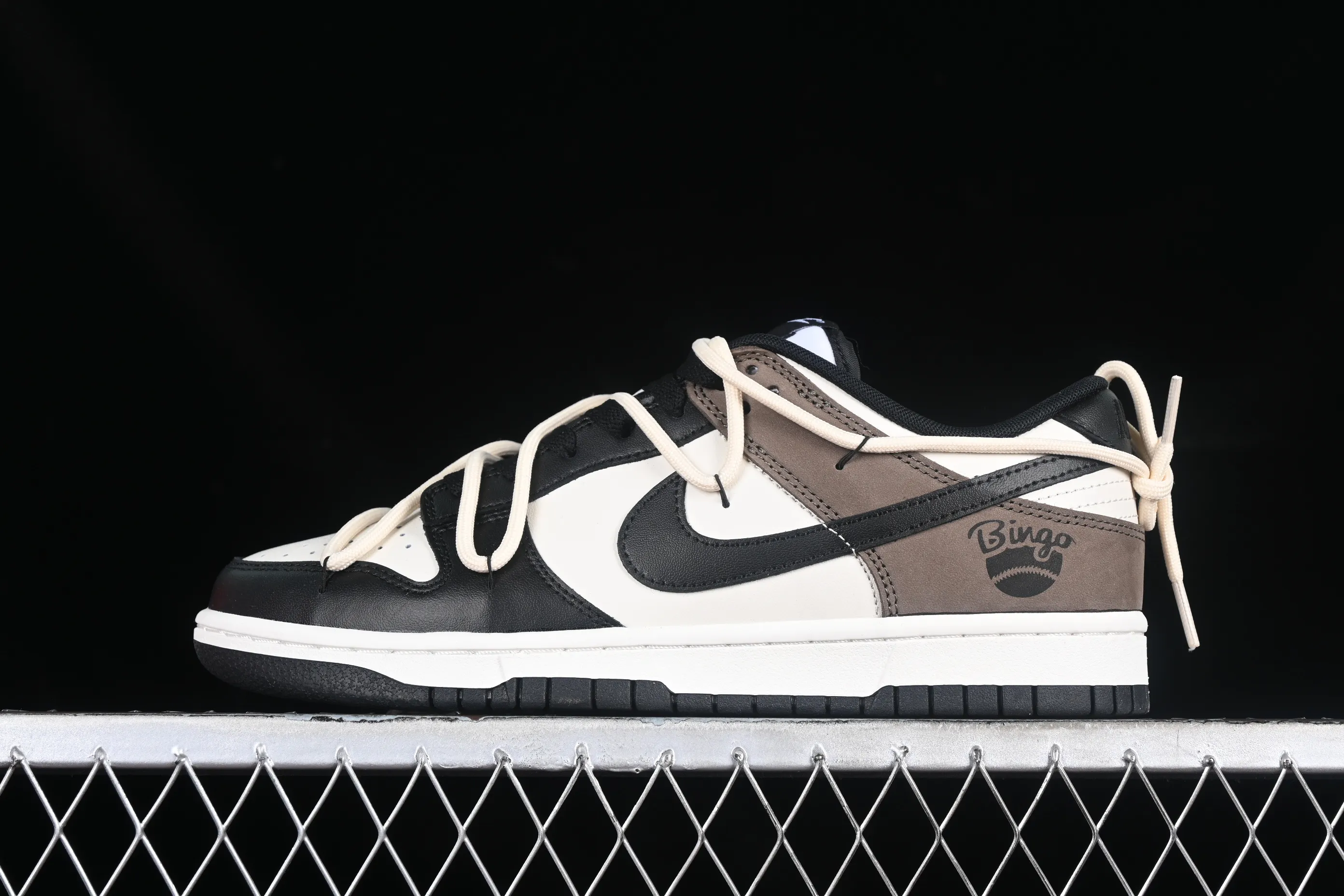 All Categories Nk SB Dunk Series Nk SB Dunk Low Low-top Sneakers Nk Dunk Low Retro "Black" Tricky Doll Time and Space Dust Minimalist Retro Black Brown SB Strap Low-top Casual Sneakers DD1391-100